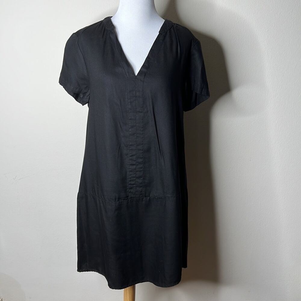 Amour Vert Black V-Neck Shift Dress